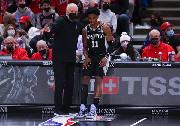 CHICAGO, IL - FEBRUARY 14: San Antonio Spurs head coach Gregg Popovich chats with San Antonio Spurs guard Joshua Primo (11) during a NBA, Basketball Herren, USA game between the San Antonio Spurs and the Chicago Bulls on February 14, 2022 at the United Center in Chicago, IL. (Photo by Melissa Tamez Icon Sportswire) NBA: FEB 14 Spurs at Bulls Icon22021426