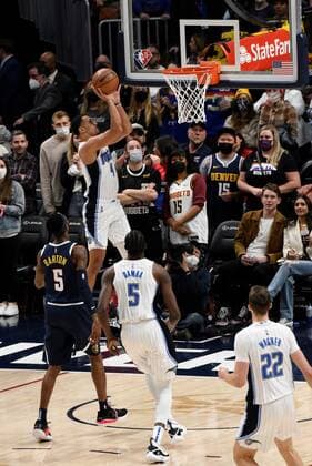Orlando Magic guard Jalen Suggs (up) goes up for a shot as Denver Nuggets forward Will Barton (L) looks on durint a NBA, Basketball Herren, USA game at the Ball Arena in Denver, CO, USA, 14 February 2022. Orlando Magic at Denver Nuggets !ACHTUNG: NUR REDAKTIONELLE NUTZUNG!  Copyright: xToddxPiersonx AME5755 20220215-48da194bd2e41cd1705cfc2ae8fc8578055581f2
