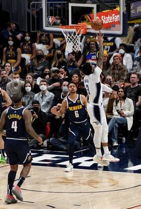 Orlando Magic forward Chuma Okeke (R) goes in for a basket against Denver Nuggets guard Bryn Forbes (C), during a NBA, Basketball Herren, USA game at the Ball Arena in Denver, CO, USA, 14 February 2022. Orlando Magic at Denver Nuggets !ACHTUNG: NUR REDAKTIONELLE NUTZUNG!  Copyright: xToddxPiersonx AME5761 20220215-51bfca0c4a03cf94375d1fd854bd79953b792ef1