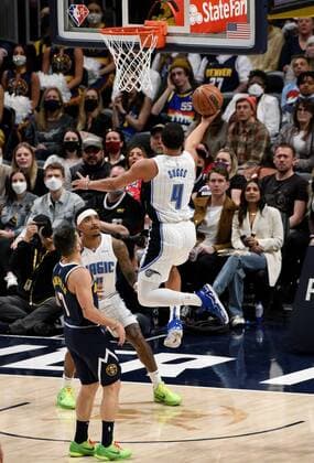 Orlando Magic guard Jalen Suggs (up) goes in for a basket against Denver Nuggets guard Facundo Campazzo (L), during a NBA, Basketball Herren, USA game at the Ball Arena in Denver, CO, USA, 14 February 2022. Orlando Magic at Denver Nuggets !ACHTUNG: NUR REDAKTIONELLE NUTZUNG!  Copyright: xToddxPiersonx AME5762 20220215-ff5affbc2a37bc768a2e3dbd628a4744f65d78f4