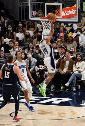 Orlando Magic guard Gary Harris (R) goes in for a basket against the Denver Nuggets, during a NBA, Basketball Herren, USA game at the Ball Arena in Denver, CO, USA, 14 February 2022. Orlando Magic at Denver Nuggets !ACHTUNG: NUR REDAKTIONELLE NUTZUNG!  Copyright: xToddxPiersonx AME5772 20220215-006099ebd6efc4554d1043769558dc937b9f8aac