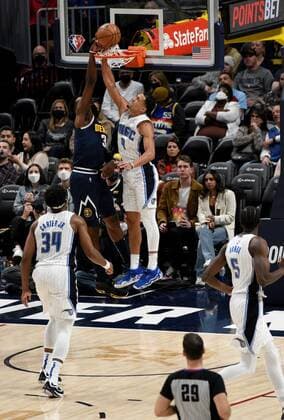 Denver Nuggets forward Jeff Green (L-up) goes in for the basket against Orlando Magic guard Jalen Suggs (C), during a NBA, Basketball Herren, USA game at the Ball Arena in Denver, CO, USA, 14 February 2022. Orlando Magic at Denver Nuggets !ACHTUNG: NUR REDAKTIONELLE NUTZUNG!  Copyright: xToddxPiersonx AME5792 20220215-0f793c921e29331177a516c88da2b4a4904072e8