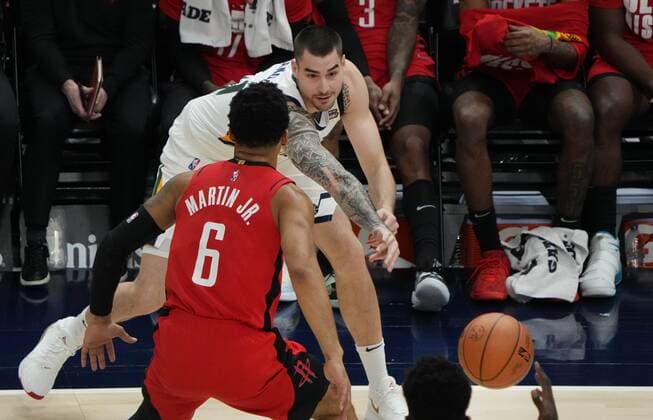 Juancho Hernangomez (back) of the Utah Jazz passes the ball past KJ Martin of the Houston Rockets, during a NBA, Basketball Herren, USA game at the Vivint Smart Home Arena in Salt Lake City, Utah, USA, 14 February 2022. Houston Rockets at Utah Jazz !ACHTUNG: NUR REDAKTIONELLE NUTZUNG!  Copyright: xGEORGExFREYx AME5821 20220215-87d6417cdbe4fa5e38c2ad1a966db13d63e0b1aa
