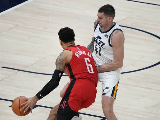 Juancho Hernangomez (R) of the Utah Jazz defends KJ Martin of the Houston Rockets, during a NBA, Basketball Herren, USA game at the Vivint Smart Home Arena in Salt Lake City, Utah, USA, 14 February 2022. Houston Rockets at Utah Jazz !ACHTUNG: NUR REDAKTIONELLE NUTZUNG!  Copyright: xGEORGExFREYx AME5824 20220215-ab372fb2162abe3bf6858b8c6dd42b045d0c121c
