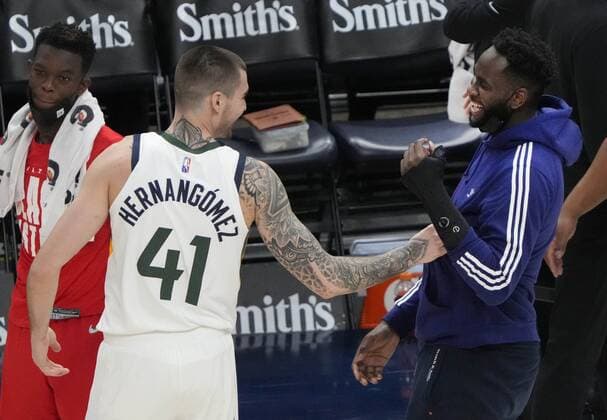 Juancho Hernangomez (L) of the Utah Jazz greets Usman Garuba (R) of the Houston Rockets after a NBA, Basketball Herren, USA game at the Vivint Smart Home Arena in Salt Lake City, Utah, USA, 14 February 2022. Houston Rockets at Utah Jazz !ACHTUNG: NUR REDAKTIONELLE NUTZUNG!  Copyright: xGEORGExFREYx AME5827 20220215-50f441f21c49d1c57c73efefaea5bffb9894923b