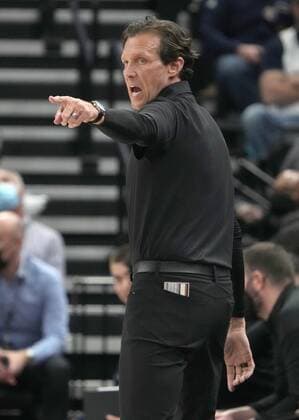 Quin Snyder, head coach of the Utah Jazz directs his players against the Houston Rockets, during a NBA, Basketball Herren, USA game at the Vivint Smart Home Arena in Salt Lake City, Utah, USA, 14 February 2022. Houston Rockets at Utah Jazz !ACHTUNG: NUR REDAKTIONELLE NUTZUNG!  Copyright: xGEORGExFREYx AME5829 20220215-b903dbf254c17650bbd07b2381f28a573ab9166f