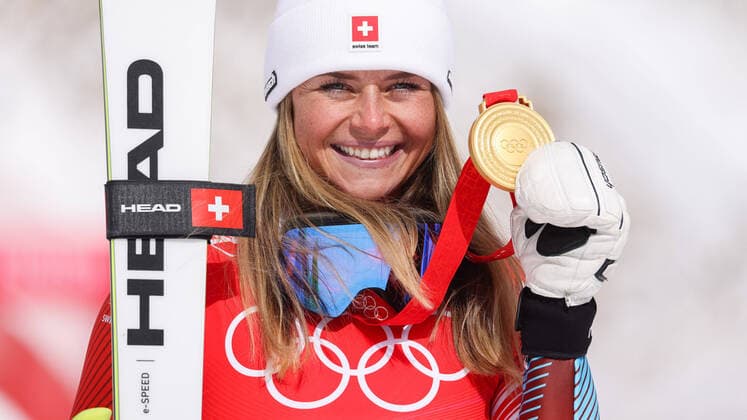 Bilder des Jahres 2022, Sport 02 Februar Sport Themen der Woche KW 07 Sport Bilder des Tages OLYMPICS - Winter Olympic Games, Olympische Spiele, Olympia, OS Beijing 2022 YANQING,CHINA,15.FEB.22 - OLYMPICS, ALPINE SKIING - Winter Olympic Games Beijing 2022, downhill, ladies. Image shows the rejoicing of Corinne Suter (SUI). Keywords: medal.  GEPAxpictures xDanielxGoetzhaber
