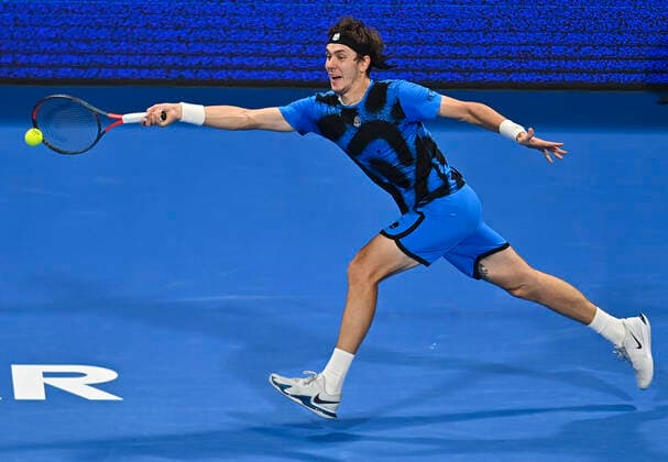 (220215) -- DOHA, Feb. 15, 2022 -- Egor Gerasimov of Belarus returns the ball to Dan Evans of Great Britain during the first round of ATP, Tennis Herren Qatar Open tennis match in Doha, capital of Qatar, Feb. 14, 2022. (Photo by Xinhua) (SP)QATAR-DOHA-TENNIS-ATP QATAR OPEN Nikku 