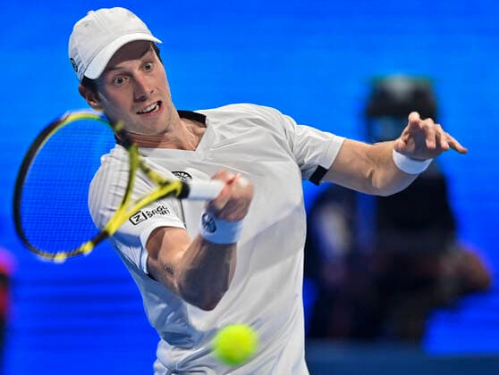 (220215) -- DOHA, Feb. 15, 2022 -- Botic van de Zandschulp of the Netherlands returns the ball to Thomas Fabbiano of Italy during the first round of ATP, Tennis Herren Qatar Open tennis match in Doha, capital of Qatar, Feb. 14, 2022. (Photo by Xinhua) (SP)QATAR-DOHA-TENNIS-ATP QATAR OPEN Nikku 