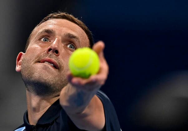 (220215) -- DOHA, Feb. 15, 2022 -- Dan Evans of Great Britain serves to Egor Gerasimov of Belarus during the first round of ATP, Tennis Herren Qatar Open tennis match in Doha, capital of Qatar, Feb. 14, 2022. (Photo by Xinhua) (SP)QATAR-DOHA-TENNIS-ATP QATAR OPEN Nikku 