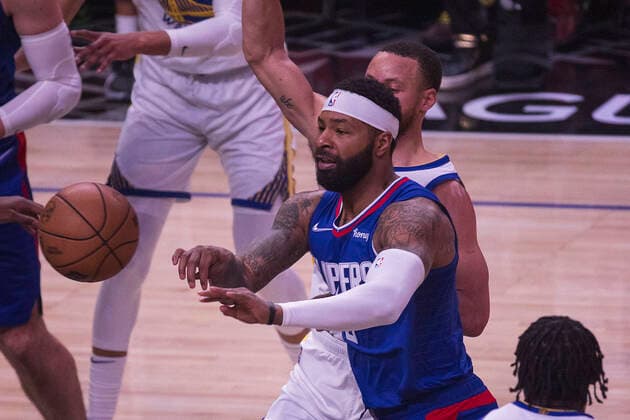 February 14, 2022, Los Angeles, California, USA: Marcus Morris 8 of the Los Angeles Clippers passes the ball during their NBA, Basketball Herren, USA game against the Golden State Warriors on Monday February 14, 2022 at Crypto.com Arena in Los Angeles, California. Clippers defeat Warriors, 119-104. ARIANA RUIZ PI Los Angeles USA - ZUMAp124 20220214_zaa_p124_005 Copyright: xArianaxRuizx