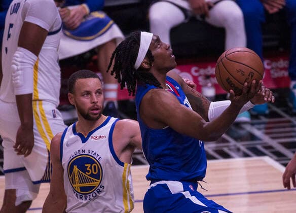 February 14, 2022, Los Angeles, California, USA: Terance Mann 14 of the Los Angeles Clippers shoots the ball as Stephen Curry 30 of the Golden State Warriors looks on during their NBA, Basketball Herren, USA game on Monday February 14, 2022 at Crypto.com Arena in Los Angeles, California. Clippers defeat Warriors, 119-104. ARIANA RUIZ PI Los Angeles USA - ZUMAp124 20220214_zaa_p124_007 Copyright: xArianaxRuizx