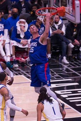 February 14, 2022, Los Angeles, California, USA: Isaiah Hartenstein 55 of the Los Angeles Clippers scores during their NBA, Basketball Herren, USA game against the Golden State Warriors on Monday February 14, 2022 at Crypto.com Arena in Los Angeles, California. Clippers defeat Warriors, 119-104. ARIANA RUIZ PI Los Angeles USA - ZUMAp124 20220214_zaa_p124_010 Copyright: xArianaxRuizx