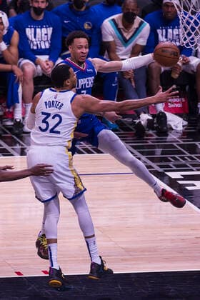 February 14, 2022, Los Angeles, California, USA: Amir Coffey 7 of the Los Angeles Clippers passes the ball as Otto Porter Jr. 32 of the Golden State Warriors attempts to block him during their NBA, Basketball Herren, USA game on Monday February 14, 2022 at Crypto.com Arena in Los Angeles, California. Clippers defeat Warriors, 119-104. ARIANA RUIZ PI Los Angeles USA - ZUMAp124 20220214_zaa_p124_011 Copyright: xArianaxRuizx