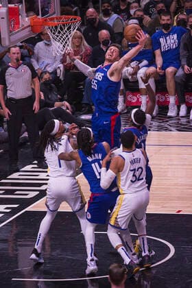 February 14, 2022, Los Angeles, California, USA: Isaiah Hartenstein 55 of the Los Angeles Clippers gets ready to dunk the ball during their NBA, Basketball Herren, USA game against the Golden State Warriors on Monday February 14, 2022 at Crypto.com Arena in Los Angeles, California. Clippers defeat Warriors, 119-104. ARIANA RUIZ PI Los Angeles USA - ZUMAp124 20220214_zaa_p124_017 Copyright: xArianaxRuizx