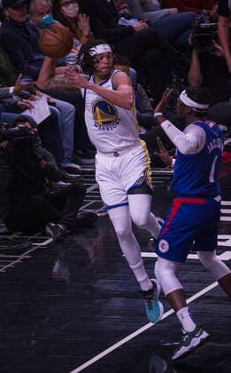 February 14, 2022, Los Angeles, California, USA: Damion Lee 1 of the Golden State Warriors passes the ball as Reggie Jackson 1 of the Los Angeles Clippers attempts to block during their NBA, Basketball Herren, USA game on Monday February 14, 2022 at Crypto.com Arena in Los Angeles, California. Clippers defeat Warriors, 119-104. ARIANA RUIZ PI Los Angeles USA - ZUMAp124 20220214_zaa_p124_020 Copyright: xArianaxRuizx