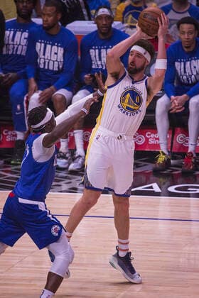 February 14, 2022, Los Angeles, California, USA: Klay Thompson 11 of the Golden State Warriors shoots the ball as Reggie Jackson 1 of the Los Angeles Clippers attempts to block during their NBA, Basketball Herren, USA game on Monday February 14, 2022 at Crypto.com Arena in Los Angeles, California. Clippers defeat Warriors, 119-104. ARIANA RUIZ PI Los Angeles USA - ZUMAp124 20220214_zaa_p124_025 Copyright: xArianaxRuizx