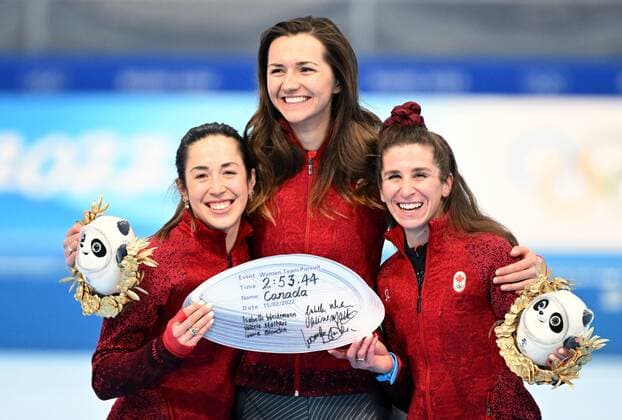 China Olympics 2022 Speed skating, Eisschnelllauf Women Team Pursuit 8115332 15.02.2022 Gold medalists Canada s Valerie Maltais, Isabelle Weidemann and Ivanie Blondin pose during the flower ceremony for the women s speed skating team pursuit event during the Beijing 2022 Winter Olympic Games, Olympische Spiele, Olympia, OS at the National Speed Skating Oval in Beijing, China. Vladimir Astapkovich Sputnik Beijing China  Copyright: xVladimirxAstapkovichx