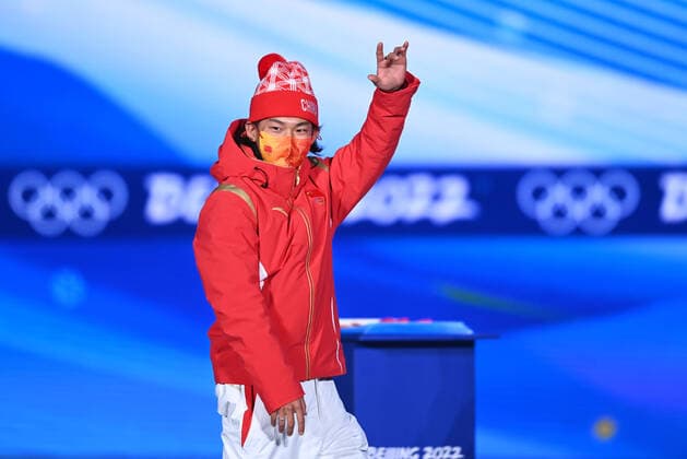(220215) -- BEIJING, Feb. 15, 2022 -- Gold medalist Su Yiming of China attends the awarding ceremony of the men s snowboard big air at the Beijing Medals Plaza of the Winter Olympics in Beijing, capital of China, Feb. 15, 2022. ) (BEIJING2022)CHINA-BEIJING-OLYMPIC Winter games, Winterspiele,Spiele, Summer games AWARDING CEREMONY (CN) HuangxZongzhi 