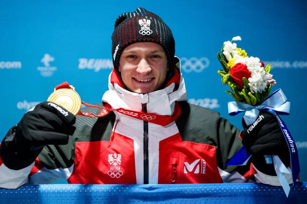 OLYMPICS - Winter Olympic Games, Olympische Spiele, Olympia, OS Beijing 2022 ZHANGJIAKOU,CHINA,15.FEB.22 - OLYMPICS, NORDIC SKIING, Ski jumping, Skispringen, Ski, nordisch - Winter Olympic Games Beijing 2022, large hill, men, team event, award ceremony. Image shows the rejoicing of Daniel Huber (AUT). Keywords: medal. GEPAxpictures xMaticxKlansek