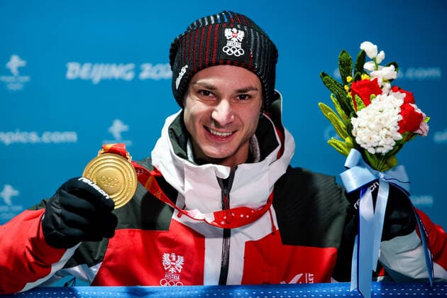 OLYMPICS - Winter Olympic Games, Olympische Spiele, Olympia, OS Beijing 2022 ZHANGJIAKOU,CHINA,15.FEB.22 - OLYMPICS, NORDIC SKIING, Ski jumping, Skispringen, Ski, nordisch - Winter Olympic Games Beijing 2022, large hill, men, team event, award ceremony. Image shows the rejoicing of Manuel Fettner (AUT). Keywords: medal. GEPAxpictures xMaticxKlansek