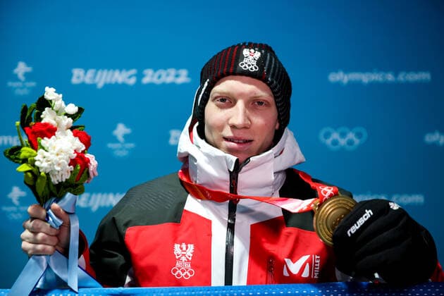 OLYMPICS - Winter Olympic Games, Olympische Spiele, Olympia, OS Beijing 2022 ZHANGJIAKOU,CHINA,15.FEB.22 - OLYMPICS, NORDIC SKIING, Ski jumping, Skispringen, Ski, nordisch - Winter Olympic Games Beijing 2022, large hill, men, team event, award ceremony. Image shows the rejoicing of Jan Hoerl (AUT). Keywords: medal. GEPAxpictures xMaticxKlansek