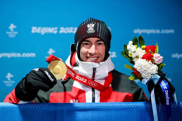 OLYMPICS - Winter Olympic Games, Olympische Spiele, Olympia, OS Beijing 2022 ZHANGJIAKOU,CHINA,15.FEB.22 - OLYMPICS, NORDIC SKIING, Ski jumping, Skispringen, Ski, nordisch - Winter Olympic Games Beijing 2022, large hill, men, team event, award ceremony. Image shows the rejoicing of Stefan Kraft (AUT). Keywords: medal. GEPAxpictures xMaticxKlansek