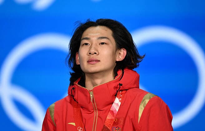 (220215) -- BEIJING, Feb. 15, 2022 -- Gold medalist Su Yiming of China attends the awarding ceremony of the men s snowboard big air at the Beijing Medals Plaza of the Winter Olympics in Beijing, capital of China, Feb. 15, 2022. ) (BEIJING2022)CHINA-BEIJING-OLYMPIC Winter games, Winterspiele,Spiele, Summer games AWARDING CEREMONY (CN) LixHe 