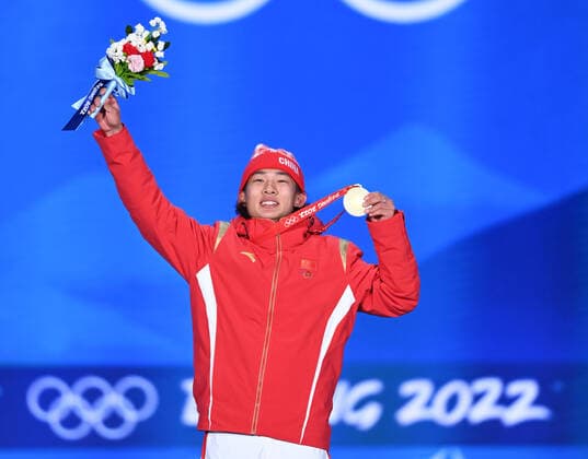 (220215) -- BEIJING, Feb. 15, 2022 -- Gold medalist Su Yiming of China celebrates during the awarding ceremony of the men s snowboard big air at the Beijing Medals Plaza of the Winter Olympics in Beijing, capital of China, Feb. 15, 2022. ) (BEIJING2022)CHINA-BEIJING-OLYMPIC Winter games, Winterspiele,Spiele, Summer games AWARDING CEREMONY (CN) HuangxZongzhi 