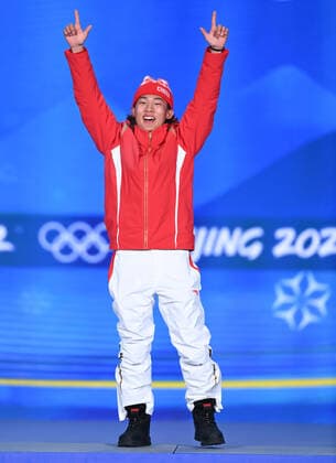 (220215) -- BEIJING, Feb. 15, 2022 -- Gold medalist Su Yiming of China celebrates during the awarding ceremony of the men s snowboard big air at the Beijing Medals Plaza of the Winter Olympics in Beijing, capital of China, Feb. 15, 2022. ) (BEIJING2022)CHINA-BEIJING-OLYMPIC Winter games, Winterspiele,Spiele, Summer games AWARDING CEREMONY (CN) HuangxZongzhi 