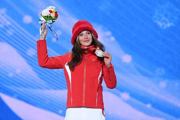 (220215) -- ZHANGJIAKOU, Feb. 15, 2022 -- Silver medlaist Gu Ailing of China poses during the awarding ceremony of freestyle skiing women s freeski slopestyle at Zhangjiakou Medals Plaza of the Winter Olympics in Zhangjiakou, north China s Hebei Province, Feb. 15, 2022. ) (BEIJING2022)CHINA- ZHANGJIAKOU-OLYMPIC Winter games, Winterspiele,Spiele, Summer games AWARDING CEREMONY (CN) HuxHuhu 