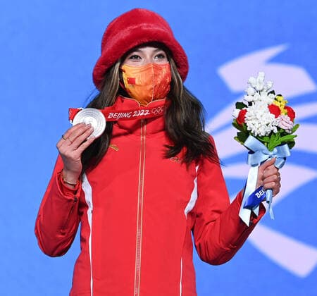 (220215) -- ZHANGJIAKOU, Feb. 15, 2022 -- Silver medlaist Gu Ailing of China poses during the awarding ceremony of freestyle skiing women s freeski slopestyle at Zhangjiakou Medals Plaza of the Winter Olympics in Zhangjiakou, north China s Hebei Province, Feb. 15, 2022. ) (BEIJING2022)CHINA- ZHANGJIAKOU-OLYMPIC Winter games, Winterspiele,Spiele, Summer games AWARDING CEREMONY (CN) HuxHuhu 