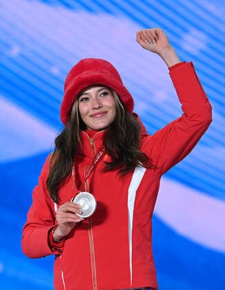 (220215) -- ZHANGJIAKOU, Feb. 15, 2022 -- Silver medlaist Gu Ailing of China poses during the awarding ceremony of freestyle skiing women s freeski slopestyle at Zhangjiakou Medals Plaza of the Winter Olympics in Zhangjiakou, north China s Hebei Province, Feb. 15, 2022. ) (BEIJING2022)CHINA- ZHANGJIAKOU-OLYMPIC Winter games, Winterspiele,Spiele, Summer games AWARDING CEREMONY (CN) HuxHuhu 