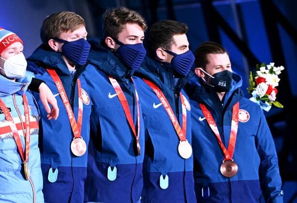 China Olympics 2022 Medal Ceremony 8115689 15.02.2022 Bronze medalist Ethan Cepuran, Casey Dawson, Emery Lehman and Joey Mantia, of the United States, pose during the medal ceremony for the men s Speed skating, Eisschnelllauf team pursuit event of the Beijing 2022 Winter Olympic Games, Olympische Spiele, Olympia, OS at the Medals Plaza in Beijing, China. Vladimir Astapkovich Sputnik Beijing China  Copyright: xVladimirxAstapkovichx