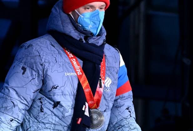 China Olympics 2022 Medal Ceremony 8115671 15.02.2022 Silver medalist Russian Olympic Committee s Ruslan Zakharov leaves the stage after the men s Speed skating, Eisschnelllauf team pursuit medal ceremony during the Beijing 2022 Winter Olympic Games, Olympische Spiele, Olympia, OS at the Medals Plaza in Beijing, China. Vladimir Astapkovich Sputnik Beijing China  Copyright: xVladimirxAstapkovichx