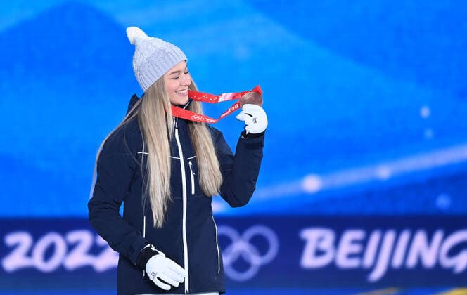 (220215) -- BEIJING, Feb. 15, 2022 -- Bronze medalist Kelly Sildaru of Estonia poses during the awarding ceremony of freestyle skiing women s freeski slopestyle at Zhangjiakou Medals Plaza of the Winter Olympics in Zhangjiakou, north China s Hebei Province, Feb. 15, 2022. ) (BEIJING2022)CHINA- ZHANGJIAKOU-OLYMPIC Winter games, Winterspiele,Spiele, Summer games AWARDING CEREMONY (CN) DengxHua 
