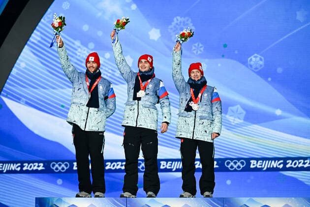 (220215) -- BEIJING, Feb. 15, 2022 -- Silver medalists of ROC pose for a photo during the awarding ceremony of the Speed skating, Eisschnelllauf men s team pursuit at the Beijing Medals Plaza of the Winter Olympics in Beijing, capital of China, Feb. 15, 2022. ) (BEIJING2022)CHINA-BEIJING-OLYMPIC Winter games, Winterspiele,Spiele, Summer games AWARDING CEREMONY (CN) LixHe 
