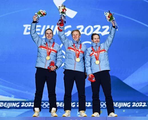 (220215) -- BEIJING, Feb. 15, 2022 -- Gold medalists of Norway pose for a photo during the awarding ceremony of the Speed skating, Eisschnelllauf men s team pursuit at the Beijing Medals Plaza of the Winter Olympics in Beijing, capital of China, Feb. 15, 2022. ) (BEIJING2022)CHINA-BEIJING-OLYMPIC Winter games, Winterspiele,Spiele, Summer games AWARDING CEREMONY (CN) LixHe 