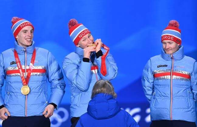 Bilder des Jahres 2022, Sport 02 Februar Sport Themen der Woche KW 07 Sport Bilder des Tages (220215) -- BEIJING, Feb. 15, 2022 -- Gold medalists of Norway pose for a photo during the awarding ceremony of the Speed skating, Eisschnelllauf men s team pursuit at the Beijing Medals Plaza of the Winter Olympics in Beijing, capital of China, Feb. 15, 2022. ) (BEIJING2022)CHINA-BEIJING-OLYMPIC Winter games, Winterspiele,Spiele, Summer games AWARDING CEREMONY (CN) HuangxZongzhi 
