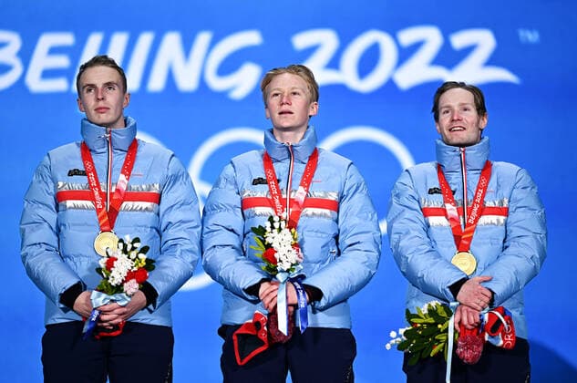 (220215) -- BEIJING, Feb. 15, 2022 -- Gold medalists of Norway pose for a photo during the awarding ceremony of the Speed skating, Eisschnelllauf men s team pursuit at the Beijing Medals Plaza of the Winter Olympics in Beijing, capital of China, Feb. 15, 2022. ) (BEIJING2022)CHINA-BEIJING-OLYMPIC Winter games, Winterspiele,Spiele, Summer games AWARDING CEREMONY (CN) LixHe 