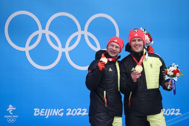 OLYMPICS - Winter Olympic Games, Olympische Spiele, Olympia, OS Beijing 2022 YANQING,CHINA,15.FEB.22 - OLYMPICS, BOBSLEIGH - Winter Olympic Games Beijing 2022, two-man, men. Image shows the rejoicing of Francesco Friedrich and Thorsten Margis (GER). Keywords: medal.  GEPAxpictures xDanielxGoetzhaber