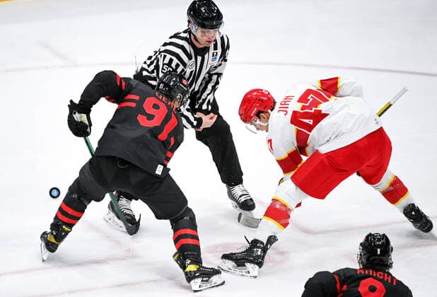 (220215) -- BEIJING, Feb. 15, 2022 -- Jordan Weal (L) of Canada vies for Jian An of China during the Ice hockey, Eishockey men s qualification play-off of Beijing 2022 Winter Olympics between Canada and China at Wukesong Sports Centre, in Beijing, capital of China, Feb. 15, 2022. ) (BEIJING2022)CHINA-BEIJING-OLYMPIC Winter games, Winterspiele,Spiele, Summer games ICE HOCKEY-MEN S QUALIFICATION PLAY-OFF-CAN VS CHN (CN) LixZiheng 