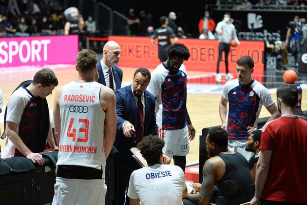 Demond Greene co coach, FC Bayern Muenchen basketball center and his team, Niners Chemnitz vs FC Bayern Muenchen basketball, easycredit basketball Bundesliga, 15 02 2022 Niners Chemnitz vs FC Bayern Muenchen basketball, easycredit basketball Bundesliga, 15 02 2022 Chemnitz Copyright: xBertxHarzer xEibner-xPressefotox