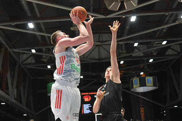Leon Radosevic FC Bayern Muenchen Basketball left and Mindaugas Susinskas Niners Chemnitz right , Niners Chemnitz vs FC Bayern Muenchen Basketball, easycredit Basketball Bundesliga, 15 02 2022 Niners Chemnitz vs FC Bayern Muenchen Basketball, easycredit Basketball Bundesliga, 15 02 2022 Chemnitz Copyright: xBertxHarzer xEibner-xPressefotox