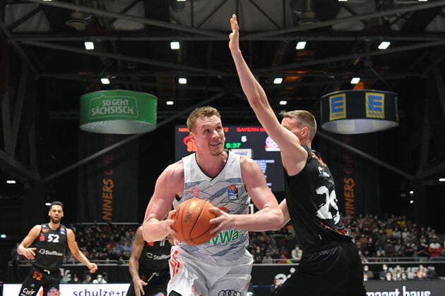Leon Radosevic FC Bayern Muenchen Basketball left and Mindaugas Susinskas Niners Chemnitz right , Niners Chemnitz vs FC Bayern Muenchen Basketball, easycredit Basketball Bundesliga, 15 02 2022 Niners Chemnitz vs FC Bayern Muenchen Basketball, easycredit Basketball Bundesliga, 15 02 2022 Chemnitz Copyright: xBertxHarzer xEibner-xPressefotox