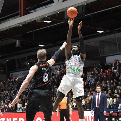 Jan Niklas Wimberg Niners Chemnitz left and Othello Hunter FC Bayern Muenchen Basketball right , Niners Chemnitz vs FC Bayern Muenchen Basketball, easycredit Basketball Bundesliga, 15 02 2022 Niners Chemnitz vs FC Bayern Muenchen Basketball, easycredit Basketball Bundesliga, 15 02 2022 Chemnitz Copyright: xBertxHarzer xEibner-xPressefotox