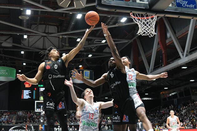 Andreas Obst FC Bayern Muenchen Basketball center, Nelson Weidemann Niners Chemnitz left , Jason George FC Bayern Muenchen Basketball right and Frantz Massenat Niners Chemnitz 2 v right , Niners Chemnitz vs FC Bayern Muenchen Basketball, easycredit Basketball Bundesliga, 15 02 2022 Niners Chemnitz vs FC Bayern Muenchen Basketball, easycredit Basketball Bundesliga, 15 02 2022 Chemnitz Copyright: xBertxHarzer xEibner-xPressefotox