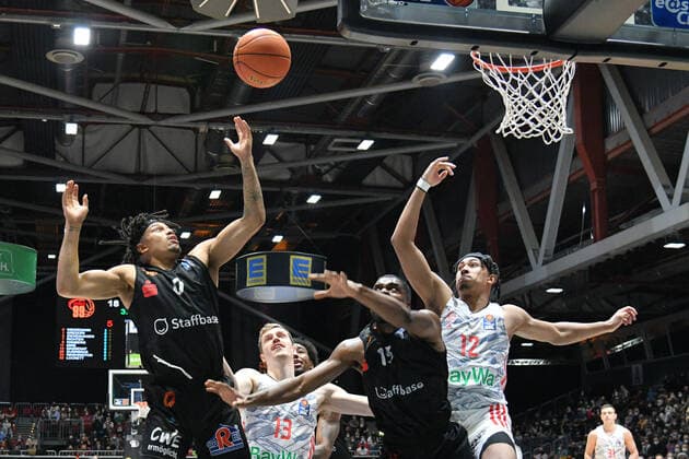 Andreas Obst FC Bayern Muenchen Basketball center, Nelson Weidemann Niners Chemnitz left , Jason George FC Bayern Muenchen Basketball right and Frantz Massenat Niners Chemnitz 2 v right , Niners Chemnitz vs FC Bayern Muenchen Basketball, easycredit Basketball Bundesliga, 15 02 2022 Niners Chemnitz vs FC Bayern Muenchen Basketball, easycredit Basketball Bundesliga, 15 02 2022 Chemnitz Copyright: xBertxHarzer xEibner-xPressefotox