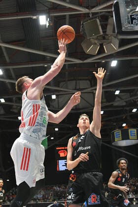 Leon Radosevic FC Bayern Muenchen Basketball left and Mindaugas Susinskas Niners Chemnitz right , Niners Chemnitz vs FC Bayern Muenchen Basketball, easycredit Basketball Bundesliga, 15 02 2022 Niners Chemnitz vs FC Bayern Muenchen Basketball, easycredit Basketball Bundesliga, 15 02 2022 Chemnitz Copyright: xBertxHarzer xEibner-xPressefotox