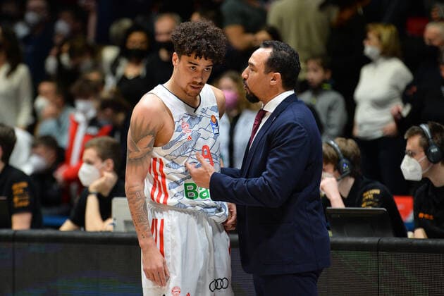 Demond Greene Co Trainer, FC Bayern Muenchen Basketball re and Joshua Obiesie FC Bayern Muenchen Basketball li , Niners Chemnitz vs FC Bayern Muenchen Basketball, easycredit Basketball Bundesliga, 15 02 2022 Niners Chemnitz vs FC Bayern Muenchen Basketball, easycredit Basketball Bundesliga, 15 02 2022 Chemnitz Copyright: xBertxHarzer xEibner-xPressefotox